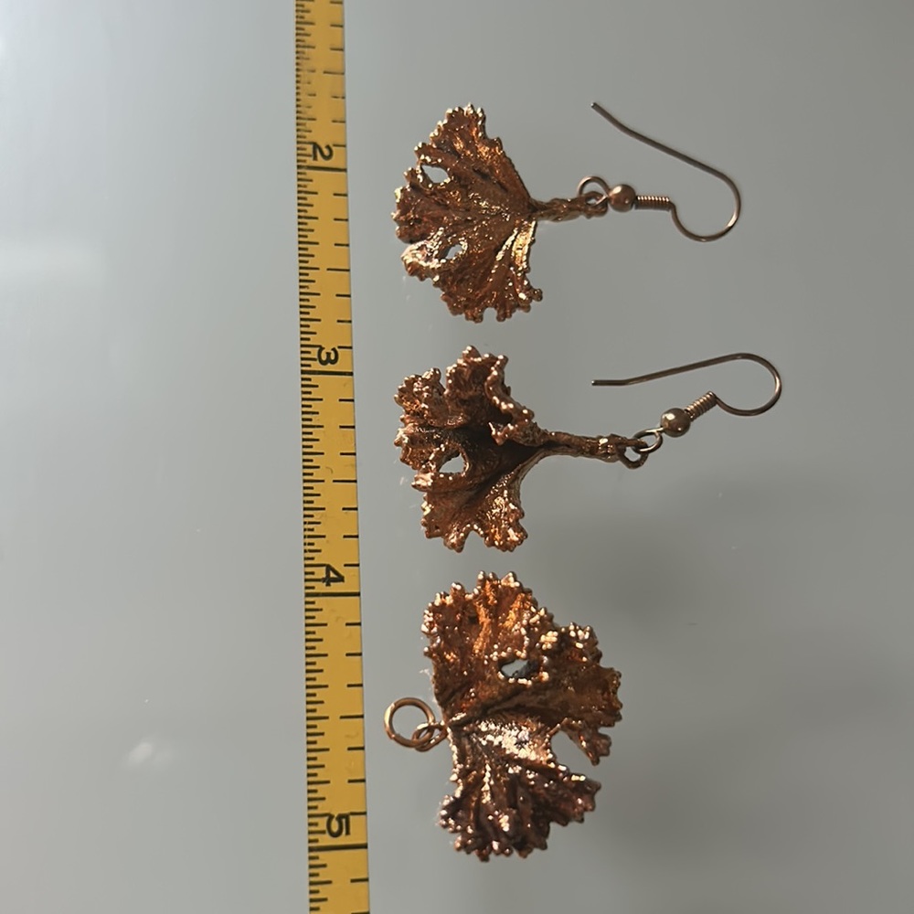 🔥HP🔥VTG 3 piece handmade Gold leaf Earrings and pendant set - Picture 9 of 10